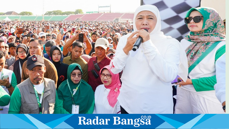 Calon Gubernur Jawa Timur Nomor Urut 2, Khofifah Indar Parawansa, melepas keberangkatan puluhan ribu peserta Jalan Sehat Hari Santri Nasional 2024 di Stadion Wilis (Hms)