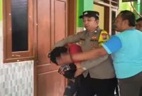 Pelaku pengedar upal saat diamankan Anggota Polsek Kedumpring (IST)