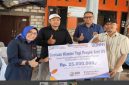 Kepala BRI Unit Pucuk, Mochamad Afnan Zainuri, saat menyerahkan bantuan program Klasterkuhidupku 