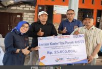 Kepala BRI Unit Pucuk, Mochamad Afnan Zainuri, saat menyerahkan bantuan program Klasterkuhidupku 