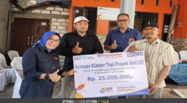 Kepala BRI Unit Pucuk, Mochamad Afnan Zainuri, saat menyerahkan bantuan program Klasterkuhidupku 