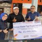 Kepala BRI Unit Pucuk, Mochamad Afnan Zainuri, saat menyerahkan bantuan program Klasterkuhidupku 