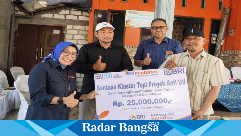 Kepala BRI Unit Pucuk, Mochamad Afnan Zainuri, saat menyerahkan bantuan program Klasterkuhidupku 