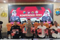 Kapolres Lamongan AKBP Bobby Adimas Condroputra Didampingi Kasatresnarkoba AKP Teguh Triyo Handoko, KBO Narkoba Iptu Ridwan, dan Kasi Humas Ipda M. Hamzaid dalam Press Release Operasi Tumpas Narkoba Semeru oleh Satresnarkoba Polres Lamongan