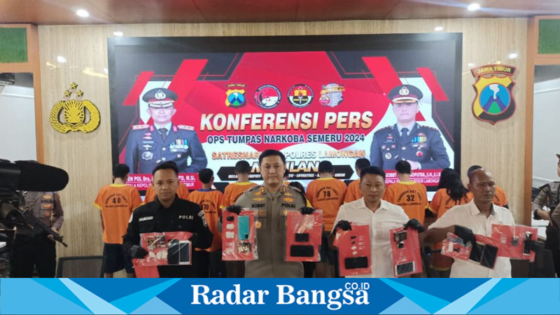 Kapolres Lamongan AKBP Bobby Adimas Condroputra Didampingi Kasatresnarkoba AKP Teguh Triyo Handoko, KBO Narkoba Iptu Ridwan, dan Kasi Humas Ipda M. Hamzaid dalam Press Release Operasi Tumpas Narkoba Semeru oleh Satresnarkoba Polres Lamongan