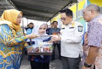 Pj  Gubernur Jawa Timur, Adhy Karyono, melaksanakan penyaluran Bantuan Sosial bagi Pemerlu Pelayanan Kesejahteraan Sosial di wilayah Kota Malang (IST)