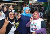 Calon Gubernur Jawa Timur Nomor 2, Khofifah Indar Parawansa, kunjungan ke Pasar Wonokromo, Surabaya, pada Sabtu (5/10/2024)