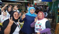 Calon Gubernur Jawa Timur Nomor 2, Khofifah Indar Parawansa, kunjungan ke Pasar Wonokromo, Surabaya, pada Sabtu (5/10/2024)