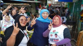 Calon Gubernur Jawa Timur Nomor 2, Khofifah Indar Parawansa, kunjungan ke Pasar Wonokromo, Surabaya, pada Sabtu (5/10/2024)