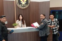 Saat tim advokasi melaporkan KPU Nganjuk ke DKPP.(Ndar/RadarBangsa.co.id)