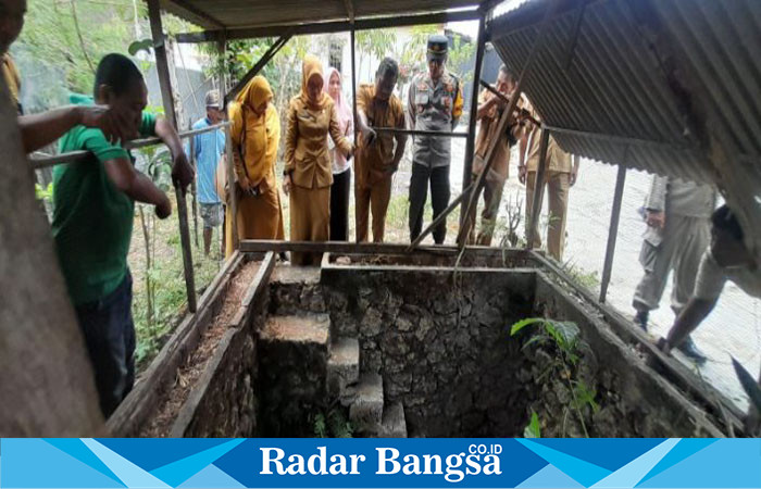 Kepala Dinas Pariwisata dan Kebudayaan  Kabupaten Lamongan, Siti Rubikah, saat meninjau lokasi temuan struktur geologi yang diduga gua di Dusun Sidowayah, Desa Lawangan Agung (07/10)