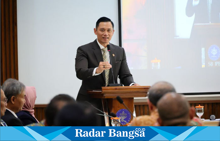 Menteri Agraria dan Tata Ruang/Kepala Badan Pertanahan Nasional Agus Harimurti Yudhoyono saat menghadiri Ujian Terbuka Doktor Direktur Jenderal Pengendalian dan Penertiban Tanah dan Ruang (PPTR), Jonahar pada Senin (30/09/2024). 