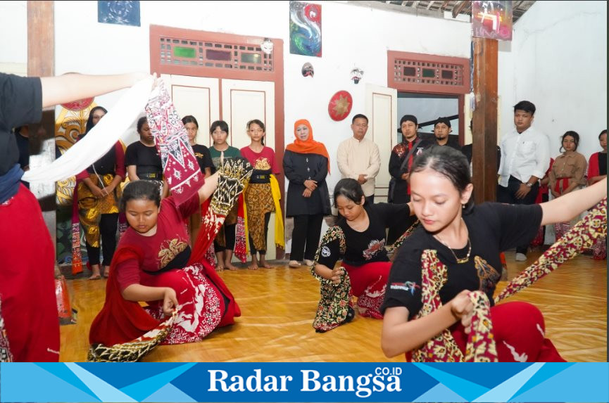 (Hijab orange) Calon Gubernur Jawa Timur Nomor Urut 2, Khofifah Indar Parawansa, saat mengunjungi Sanggar Kesenian Reog Langen Kusumo di Betoro Katong, Ponorogo, pada Sabtu (26102024) (HMS).