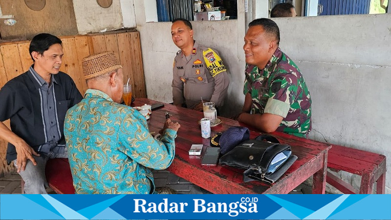 Kapolsek Tikung Iptu Tulus Haryanto SE.,MH., saat berbincang bincang dengan Tokoh Agama terkait pilkada (IST)