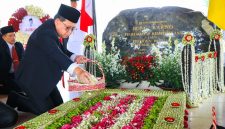 Adhy Karyono saat ziarah ke makam bung Karno (IST)