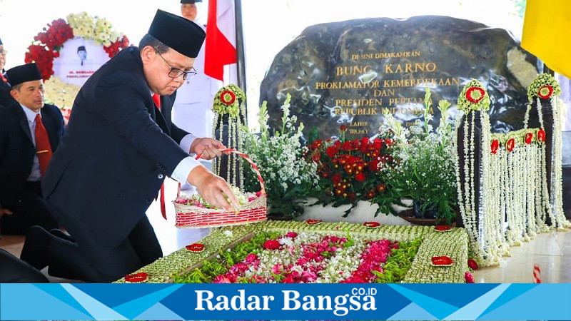 Adhy Karyono saat ziarah ke makam bung Karno (IST)