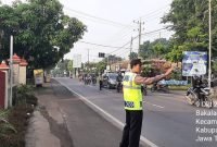 Anggota Polsek Tikung saat mengatur Lalin di simpang tiga depan Mako Polsek 