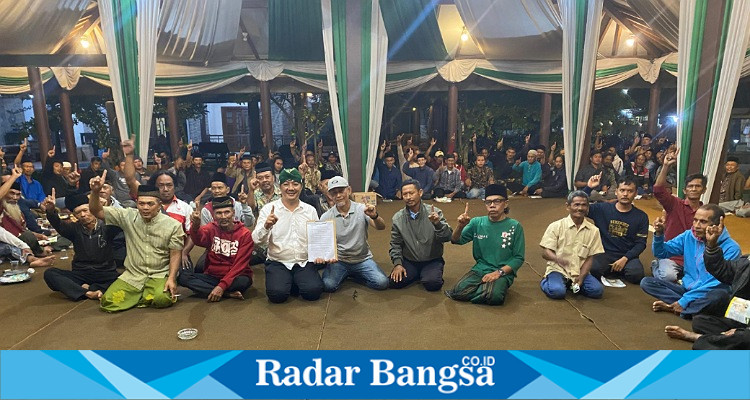 Penandatanganan kontrak politik bersama tokoh masyarakat Desa Watugede (foto: MJ)