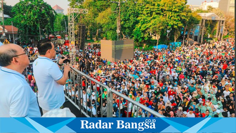 Pj. Gubernur Jawa Timur, Adhy, memberangkatkan peserta jalan sehat tepat pada pukul 06.20 WIB. (IST)