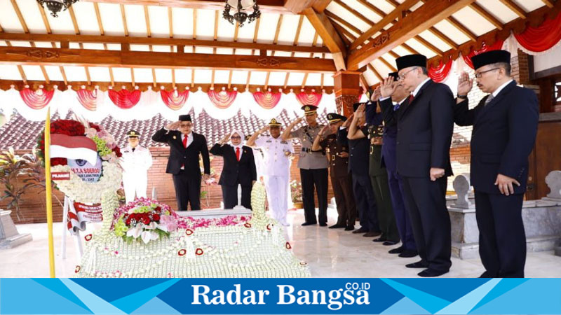 Penjabat Gubernur Jawa Timur, Adhy Karyono, memimpin ziarah dan prosesi tabur bunga di makam Gubernur Pertama Jawa Timur, Raden Mas Tumenggung 