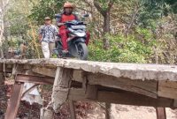 Terlihat Jembatan yang menghubungkan dua desa di Kecamatan Gabuswetan, Kabupaten Indramayu, hampir ambruk  (Dok foto Jayas)