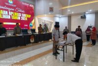 Ketua KPU Sidoarjo, Fauzan Adhim, resmi melantik Muhammad Anas Fachruddin sebagai pengganti Imrotus Solicha 