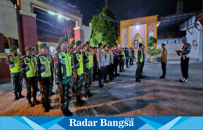 Kapolsek Tikung Iptu Tulus Haryanto, S.E., M.H., memimpin apel pengamanan yang dilaksanakan di Pendopo Kecamatan Tikung 