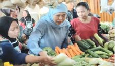 Calon Gubernur Jawa Timur nomor urut 2, Khofifah Indar Parawansa, saat blusukan ke pasar tradisional di Pasar Pacarkeling, Surabaya, Rabu (30/10). (HMS)