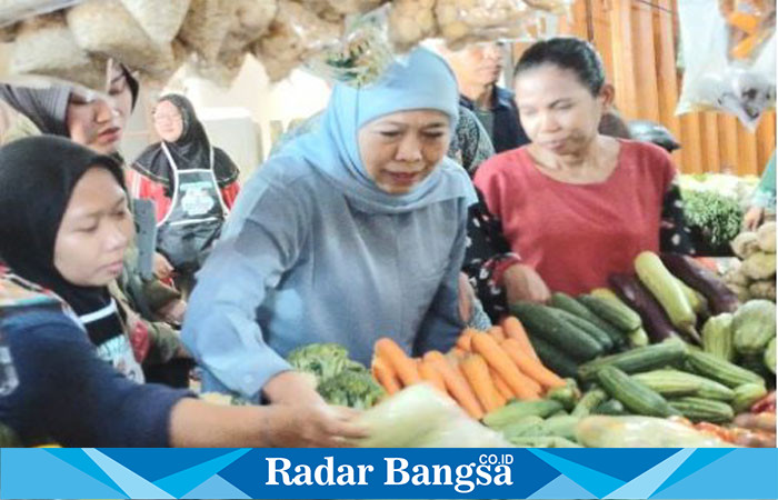 Calon Gubernur Jawa Timur nomor urut 2, Khofifah Indar Parawansa, saat blusukan ke pasar tradisional di Pasar Pacarkeling, Surabaya, Rabu (30/10). (HMS)