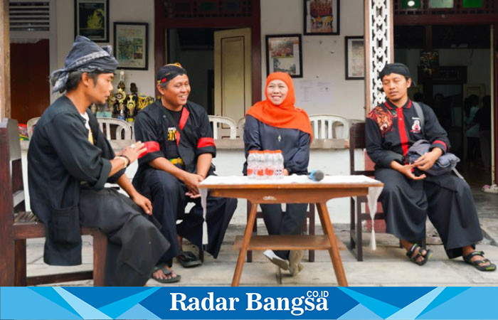 (Hijab orange) Calon Gubernur Jawa Timur Nomor Urut 2, Khofifah Indar Parawansa, saat mengunjungi Sanggar Kesenian Reog Langen Kusumo di Betoro Katong, Ponorogo, pada Sabtu (26/10/2024) (HMS)