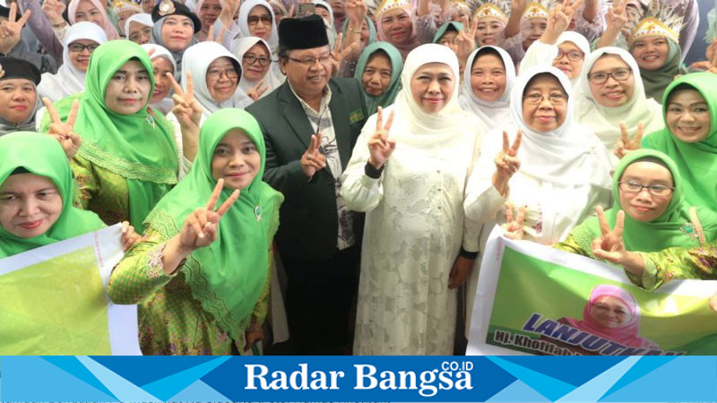 Calon Gubernur Jawa Timur, Khofifah Indar Parawansa, hadiri peringatan Hari Santri Nasional yang digelar oleh PC Muslimat NU Kabupaten Sidoarjo, di kawasan Jemundo Puspa Agro, Rabu (23/10/2024).  (IST)