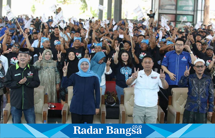 Calon Gubernur Jawa Timur nomor urut 2, Khofifah Indar Parawansa, menggelar kampanye di Alam Indah Lestari, Kecamatan Rogojampi, Banyuwangi, Minggu (20/10). 