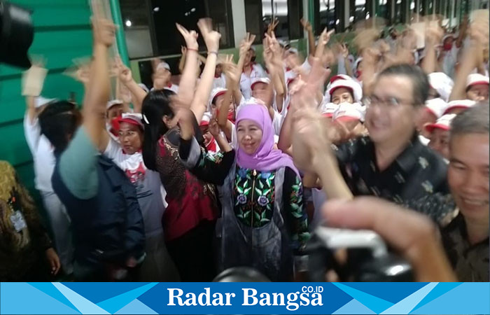 - Calon Gubernur Jawa Timur nomor urut 2, Khofifah Indar Parawansa, melakukan kunjungan ke pabrik roti AIM Biscuit yang berlokasi di Desa Karangbong, Kecamatan Gedangan (IST)