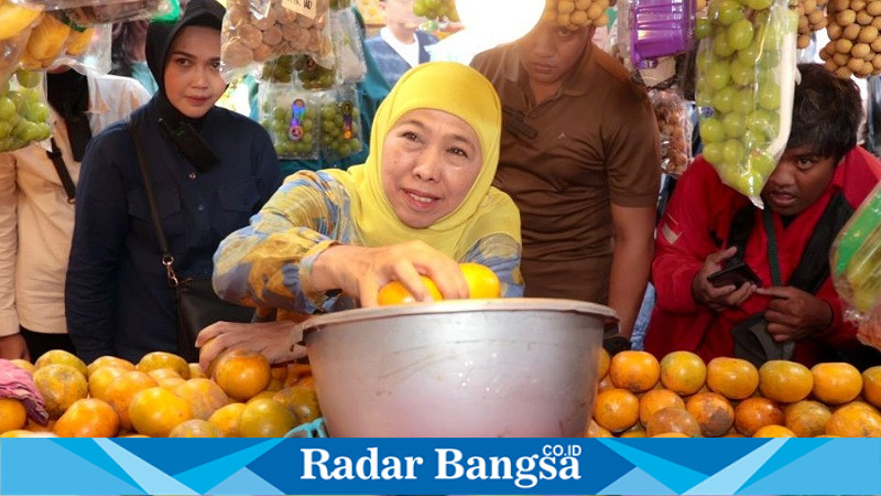 Calon Gubernur Jatim nomor 2, Khofifah Blusukan di Pasar Sepanjang 