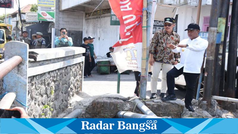 Pjs. Bupati Sidoarjo, Muhammad Isa Anshori, saat sidak  melihat kondisi jembatan. Selasa (1/10)