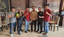 (baju coklat) Pimpinan Umum Media RadarBangsa, Zainul Arifin, saat melakukan kunjungan kerja ke perwakilan Jawa Tengah dan Daerah Istimewa Yogyakarta (DIY) pada Rabu (23/10). (Dok foto RadarBangsa Jateng-Diy)