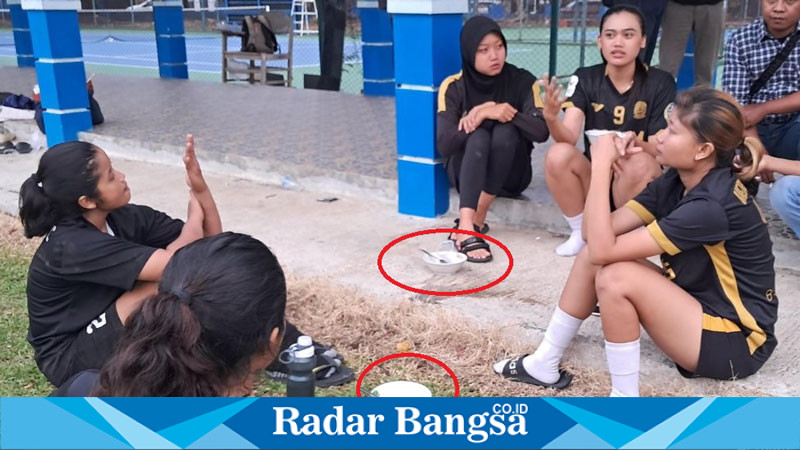  Atlet Sepak bola Putri  Malang seusai makan bakso (IST)