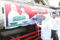 Calon Gubernur Jawa Timur nomor urut 2, Khofifah Indar Parawansa, bersama relawan Tapal Kuda memberikan bantuan air bersih kepada lima desa yang terdampak kekeringan di Kabupaten Lumajang