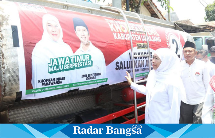 Calon Gubernur Jawa Timur nomor urut 2, Khofifah Indar Parawansa, bersama relawan Tapal Kuda memberikan bantuan air bersih kepada lima desa yang terdampak kekeringan di Kabupaten Lumajang