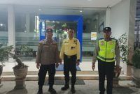 Anggota Polsek Tikung saat patroli di kantor BRI