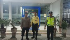 Anggota Polsek Tikung saat patroli di kantor BRI