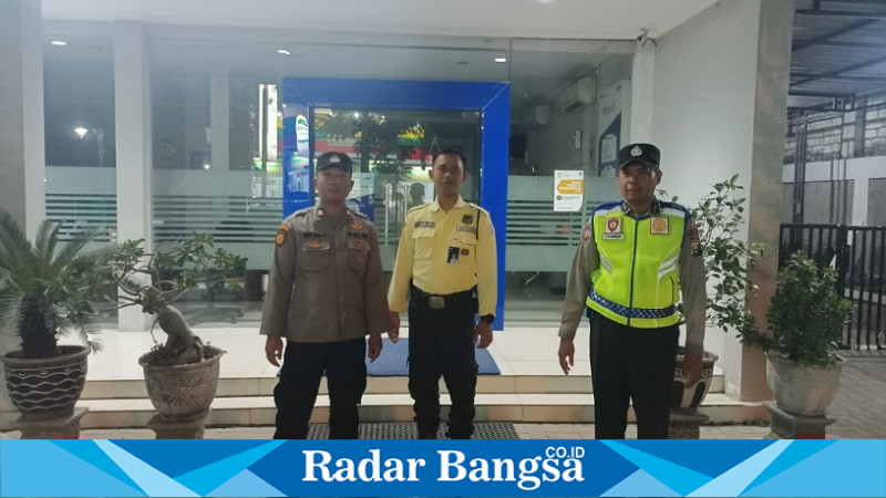 Anggota Polsek Tikung saat patroli di kantor BRI