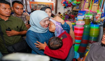 Peduli dan Penuh Kasih, Khofifah Sambangi Pasar Sayur Magetan, Sarapan dengan Buruh Gendong