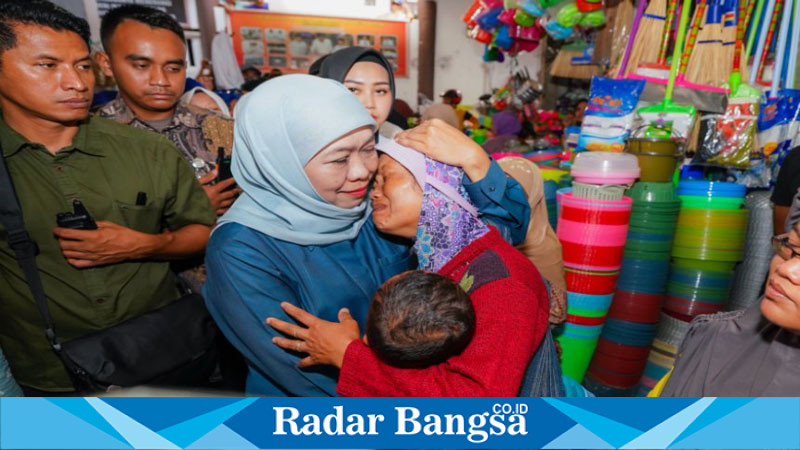 Calon Gubernur Jawa Timur dengan nomor urut 2, Khofifah Indar Parawansa, terlihat suasana saat melakukan kunjungan langsung ke Pasar Sayur 1 di Magetan pada Minggu (6/10/2024).