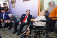 Adhy saat  berbincang dengan warga disabilitas