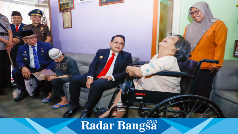 Adhy saat  berbincang dengan warga disabilitas