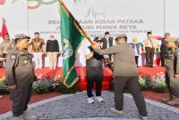 Pj Gubernur Adhy saat menerima bendera  Kirab Pataka (IST)