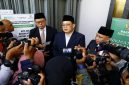 Pj Gubernur Jawa Timur, Adhy Karyono, menerima penghargaan dari Badan Amil Zakat Nasional Provinsi Jawa Timur tahun 2024