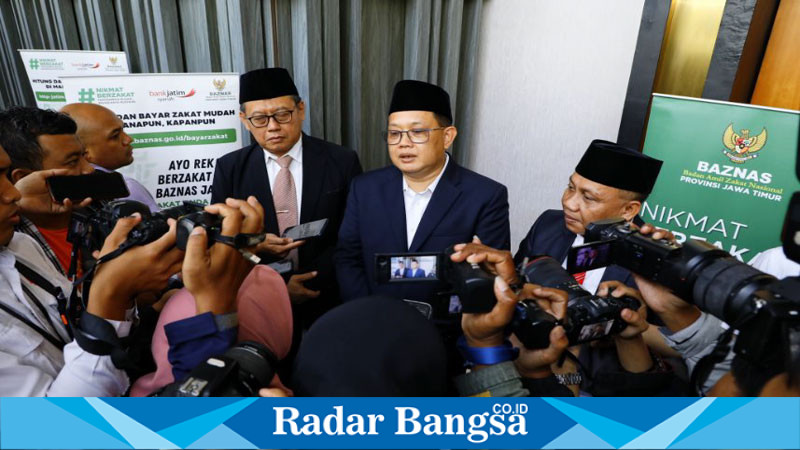 Pj Gubernur Jawa Timur, Adhy Karyono, menerima penghargaan dari Badan Amil Zakat Nasional Provinsi Jawa Timur tahun 2024