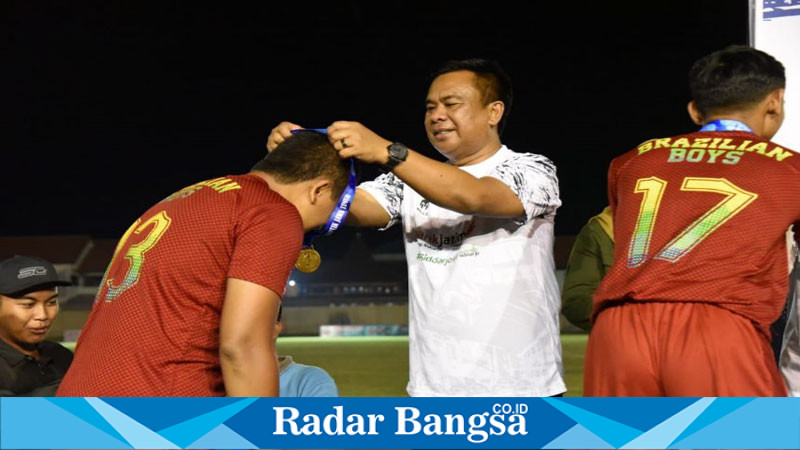 Pjs. Bupati Sidoarjo, Muhammad Isa Ansori saat menyerahkan piala (IST)